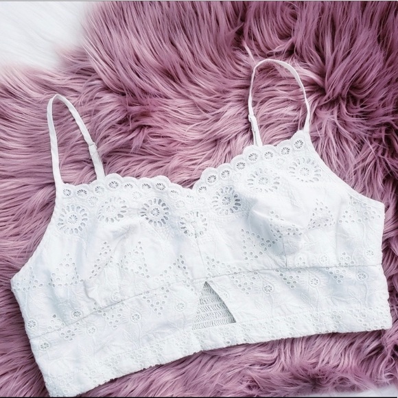 American Eagle Outfitters Tops - American Eagle Eyelet Crop Top!